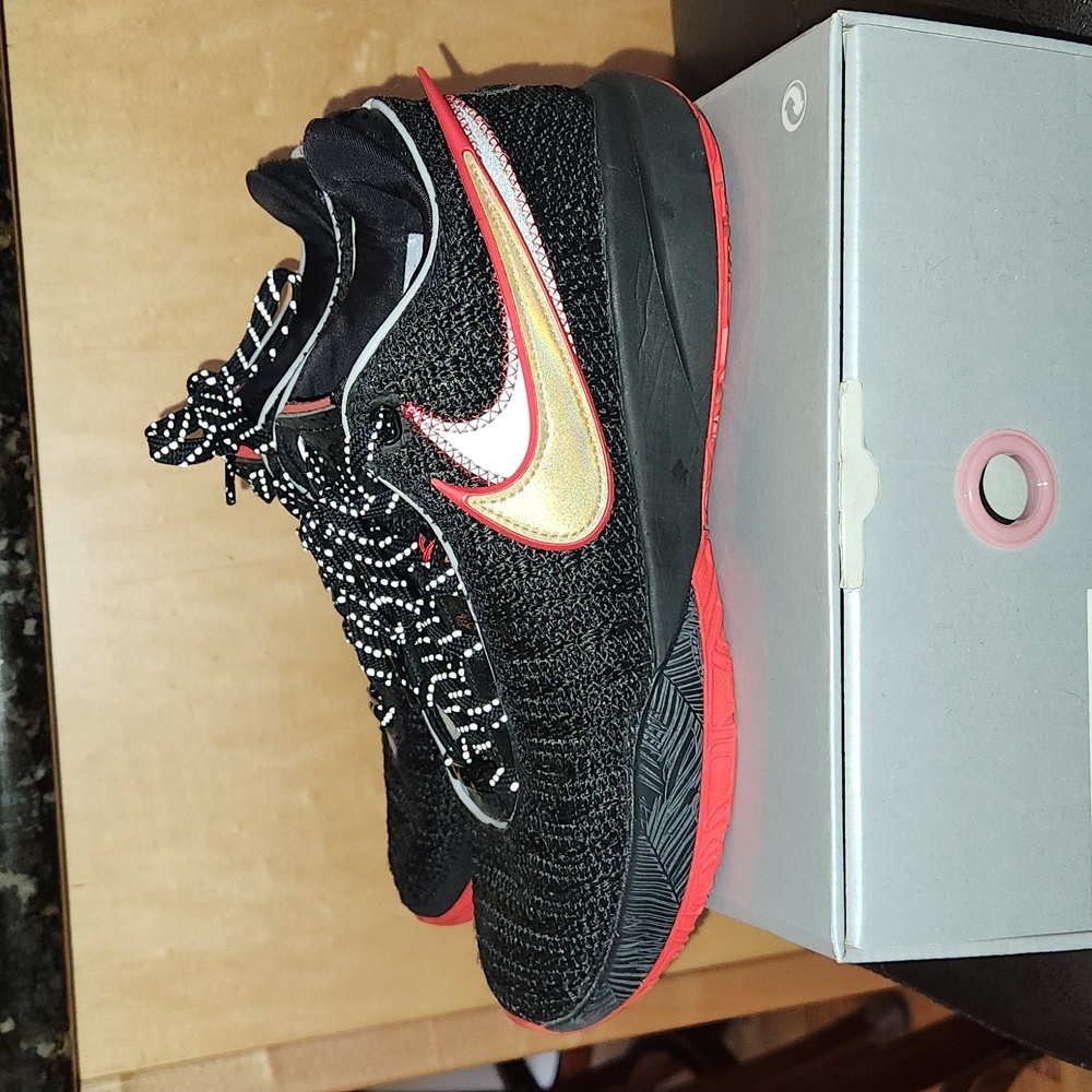 Nike Lebron XX Sneakers